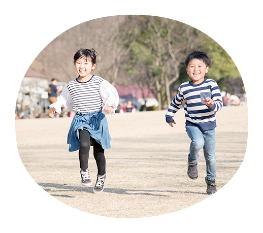 グラウンド駆ける子供